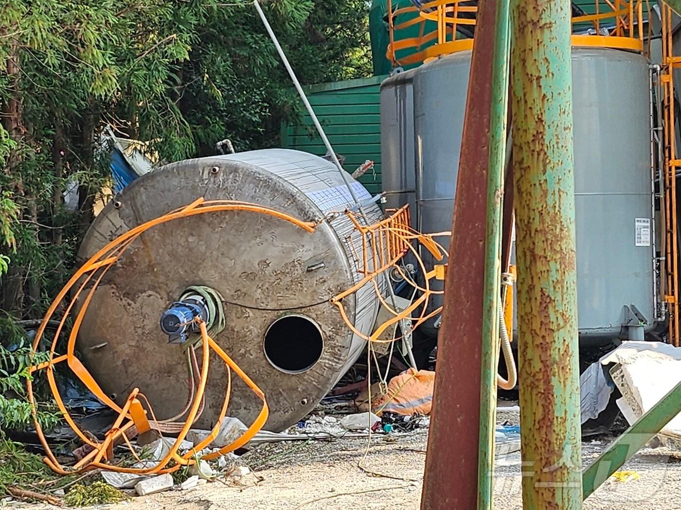 본문 이미지 - 21일 근로자 3명이 질식 사고를 당한 순천 레미콘공장의 탱크로리 모습. 2025.8.21/뉴스1 ⓒ News1 이수민 기자