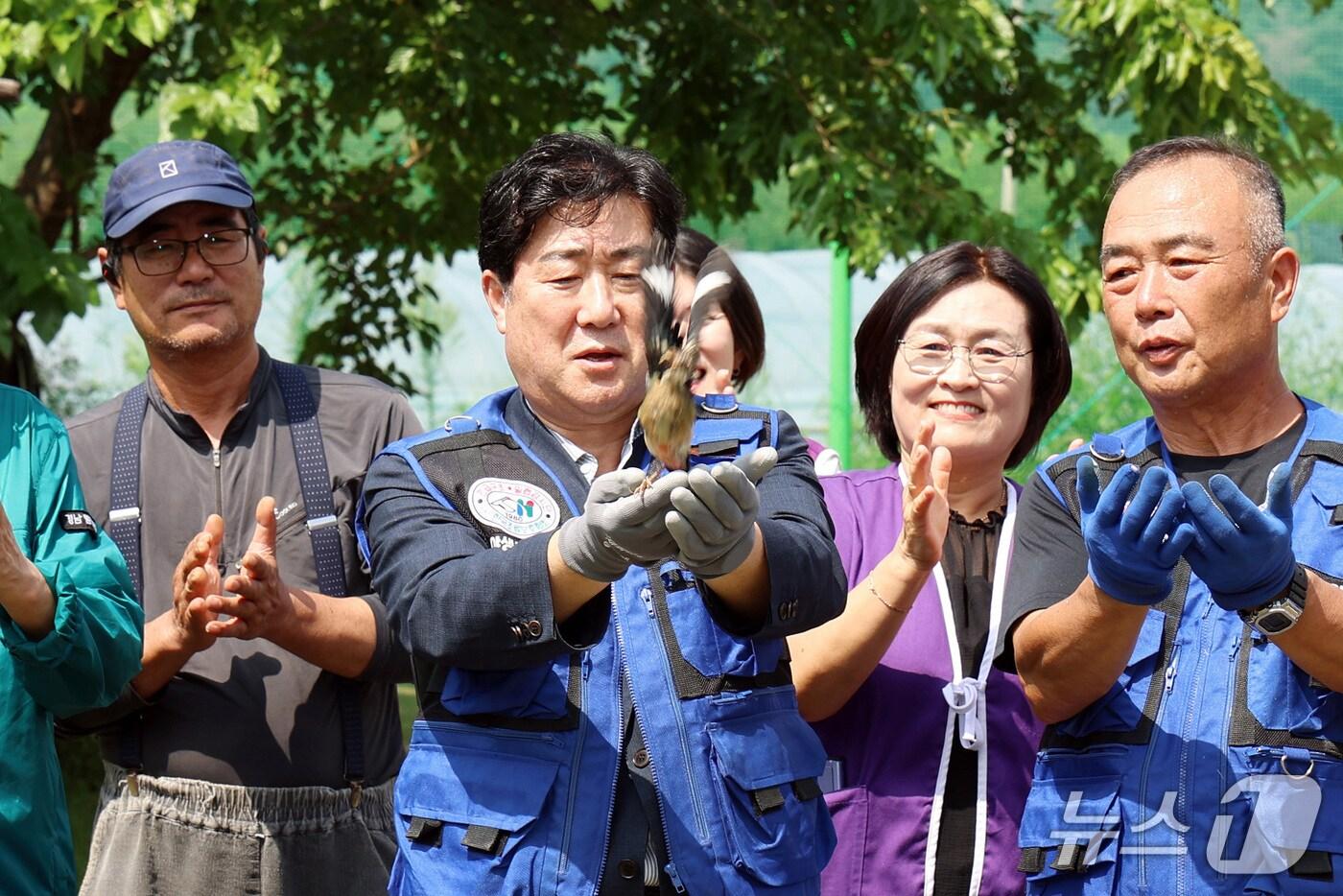 허홍 밀양시의회 의장(가운데)이 21일 용평동 밀양 야생동물 치료소에서 팔색조를 방사하고 있다.(밀양시의회 제공. 재판매 및 DB금지)