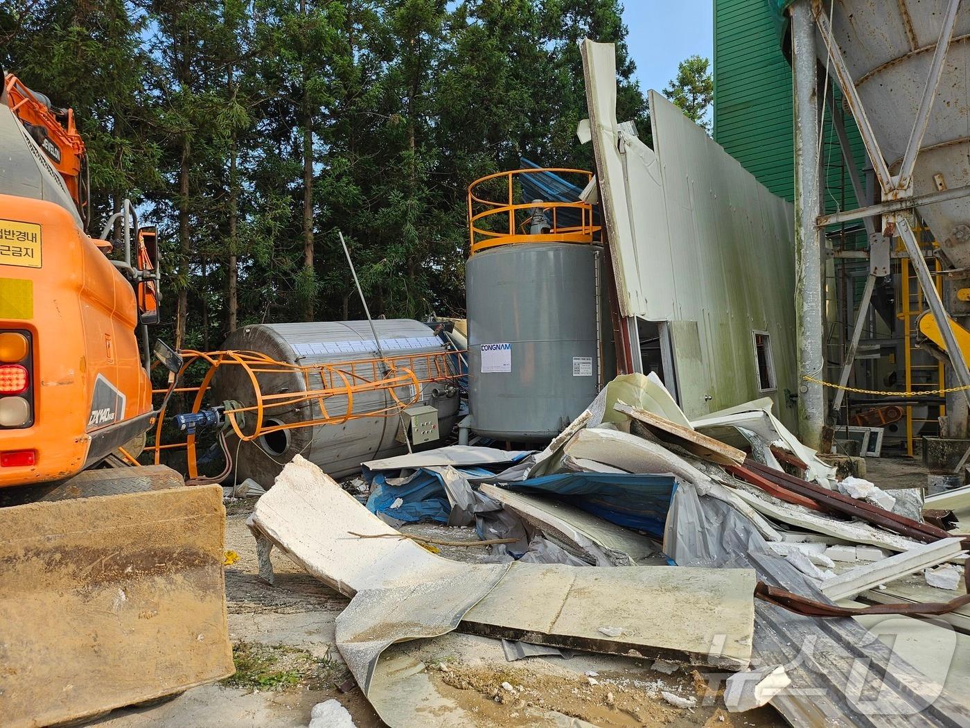 본문 이미지 - 21일 근로자 3명이 질식 사고를 당한 순천 레미콘공장의 탱크로리 모습. 2025.8.21/뉴스1 ⓒ News1 이수민 기자