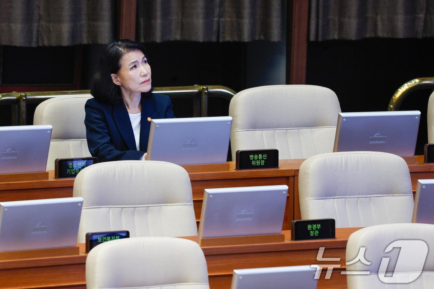 이진숙 방송통신위원장이 21일 서울 여의도 국회에서 열린 제428회 국회(임시회) 본회의에서 최형두 국민의힘 의원의 한국교육방송공사법(EBS법) 개정안에 대한 무제한 토론(필리버스터)을 듣고 있다. 2025.8.21/뉴스1 ⓒ News1 안은나 기자