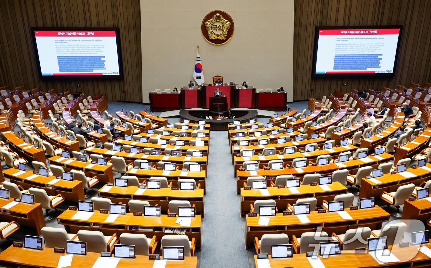 최형두 국민의힘 의원이 21일 서울 여의도 국회에서 열린 제428회 국회&#40;임시회&#41; 본회의에서 한국교육방송공사법&#40;EBS법&#41; 개정안에 대한 무제한 토론&#40;필리버스터&#41;을 하고 있다. 2025.8.21/뉴스1 ⓒ News1 안은나 기자