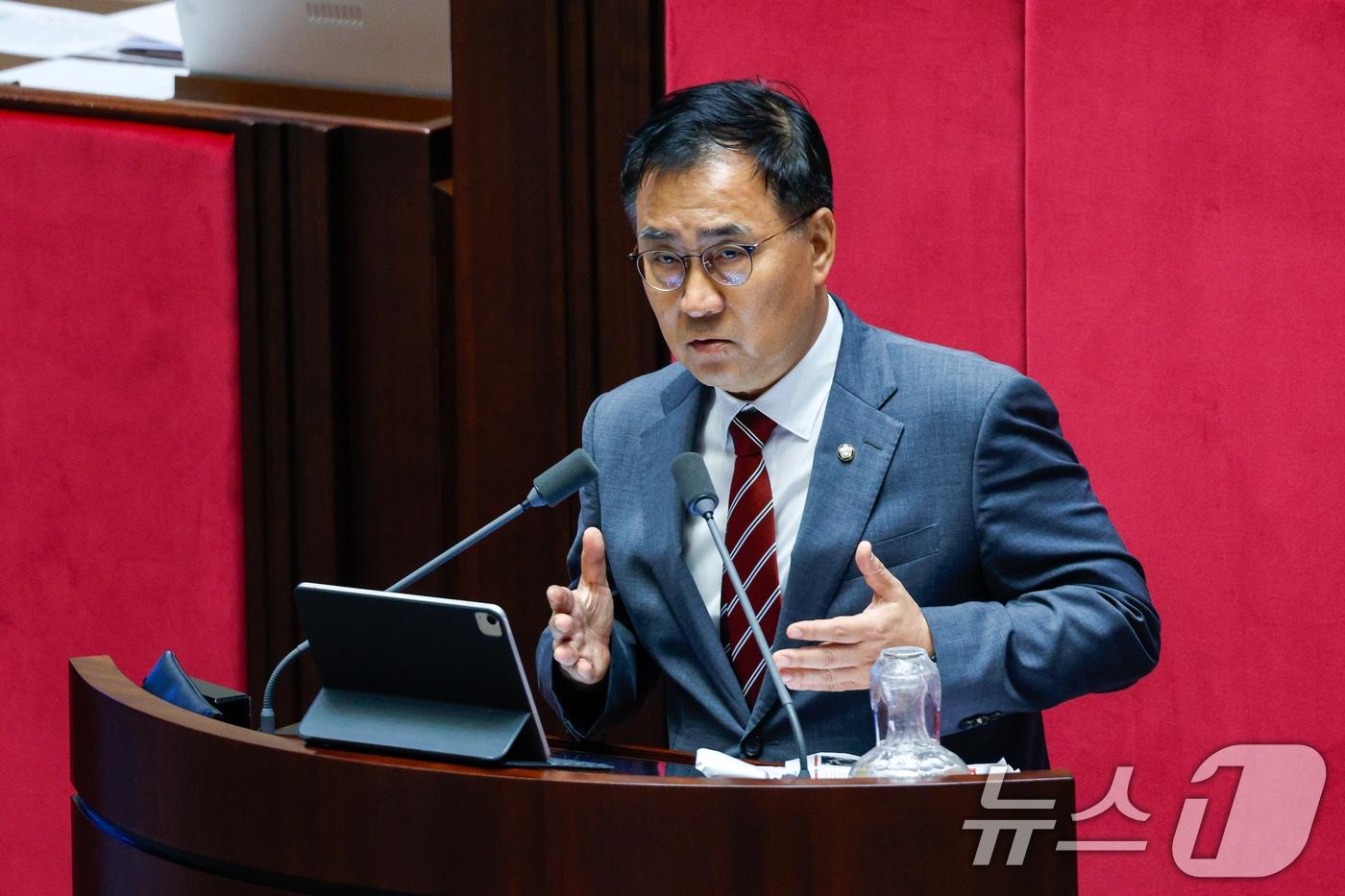 최형두 국민의힘 의원이 21일 서울 여의도 국회에서 열린 제428회 국회&#40;임시회&#41; 본회의에서 한국교육방송공사법&#40;EBS법&#41; 개정안에 대한 무제한 토론&#40;필리버스터&#41;을 하고 있다. 2025.8.21/뉴스1 ⓒ News1 안은나 기자