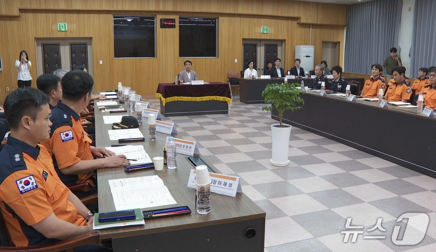 김진태 강원특별자치도지사가 21일 춘천소방서를 찾아 소방공무원들을 격려하고 애로사항을 청취하고 있다.(강원도 제공, 재판매 및 DB금지)