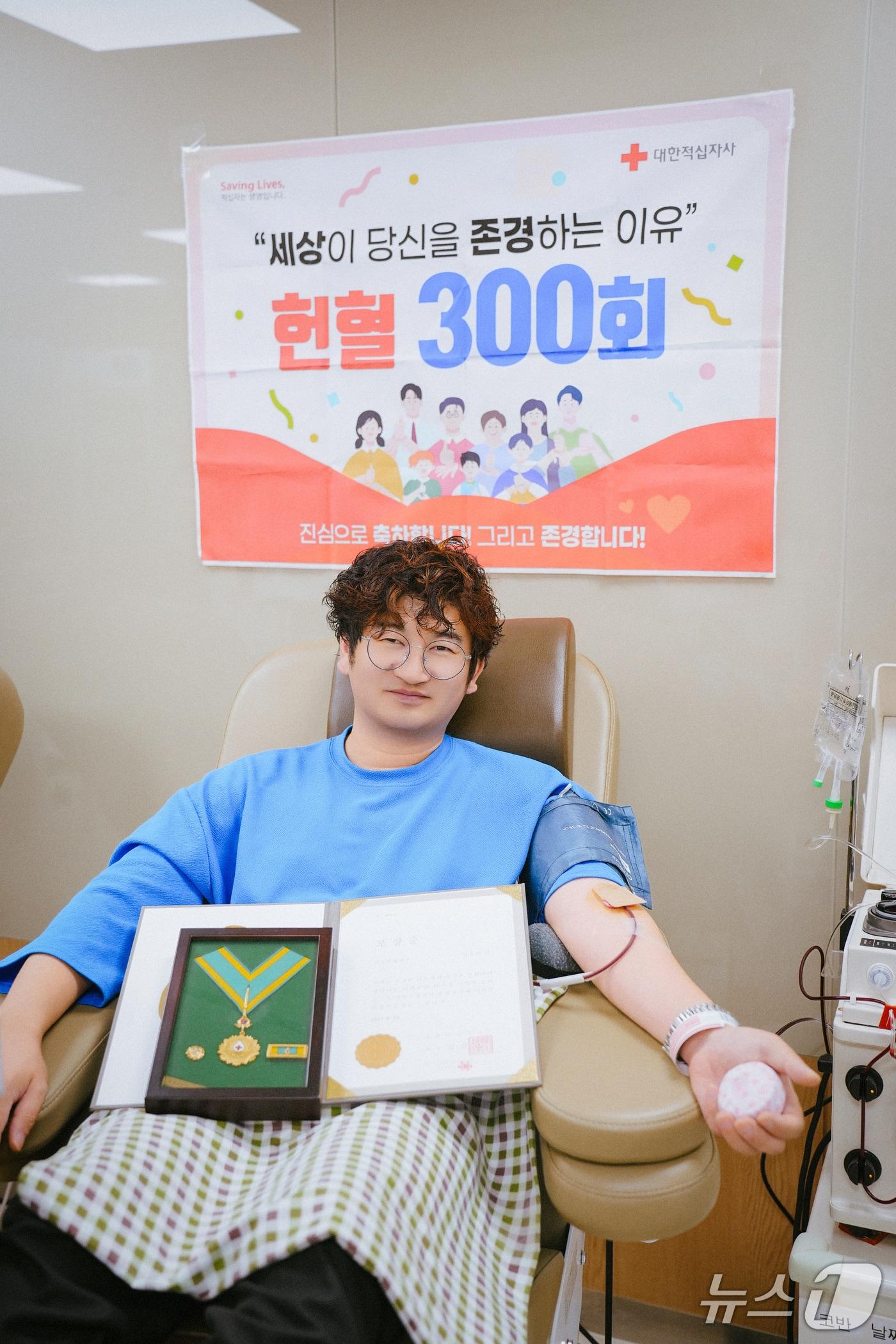 본문 이미지 - 지난 19일 광주 서구에 거주하는 임승민 씨가 헌혈의집 터미널센터에서 300회 헌혈을 달성한 후 기념사진을 찍고 있다.(대한적십자사 제공. 재판매 및 DB 금지)