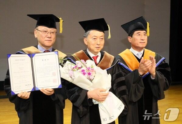본문 이미지 - 하토야마 유키오 전 일본 총리(사진 가운데)가 21일 우석대 전주캠퍼스 문화관 2층 아트홀에서 경영학 명예박사학위를 받았다.(우석대 제공, 재판매 및 DB 금지)/뉴스1