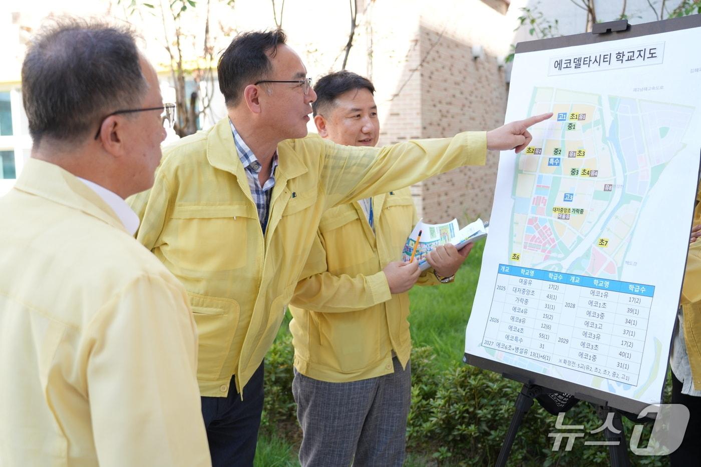 김석준 교육감(왼쪽)이 21일 에코델타시티 내 학교 통학로 안전점검을 실시하고 있다.(부산시교육청 제공. 재판매 및 DB금지)