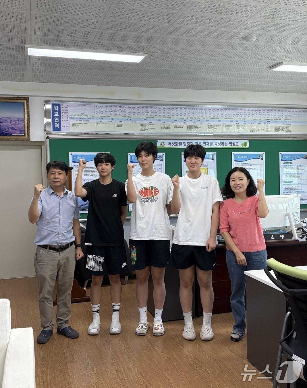 본문 이미지 - 법성고 농구부 김민경&#40;가운데&#41;·이은서 학생이 선생님들과 기념사진을 찍고 있다.&#40;전남도교육청 제공, 재판매 및 DB 금지&#41;/뉴스1