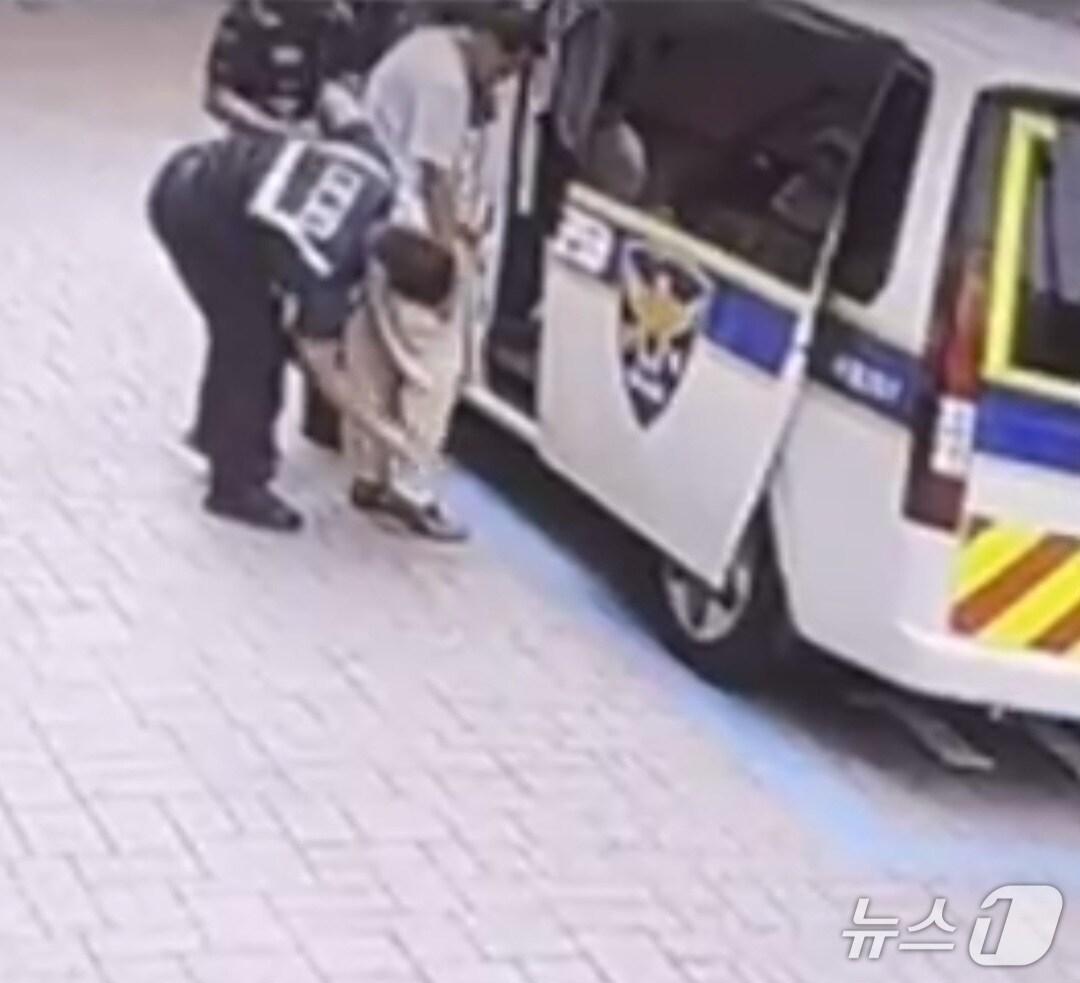 본문 이미지 - 지난 20일 서울 관악구 신림역 인근에서 기동순찰대 순찰 중 덜미를 잡힌 사기 피의자 60세 A 씨의 모습(서울경찰청 제공)