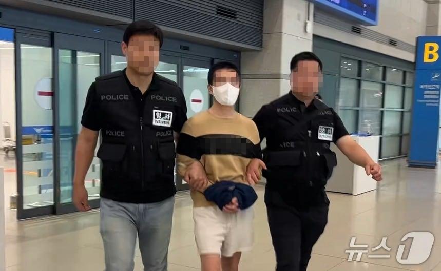 본문 이미지 - 마약 밀반입 피의자가 태국 현지에서 검거돼 공항을 통해 국내로 송환되는 모습(서울 서초경찰서 제공)