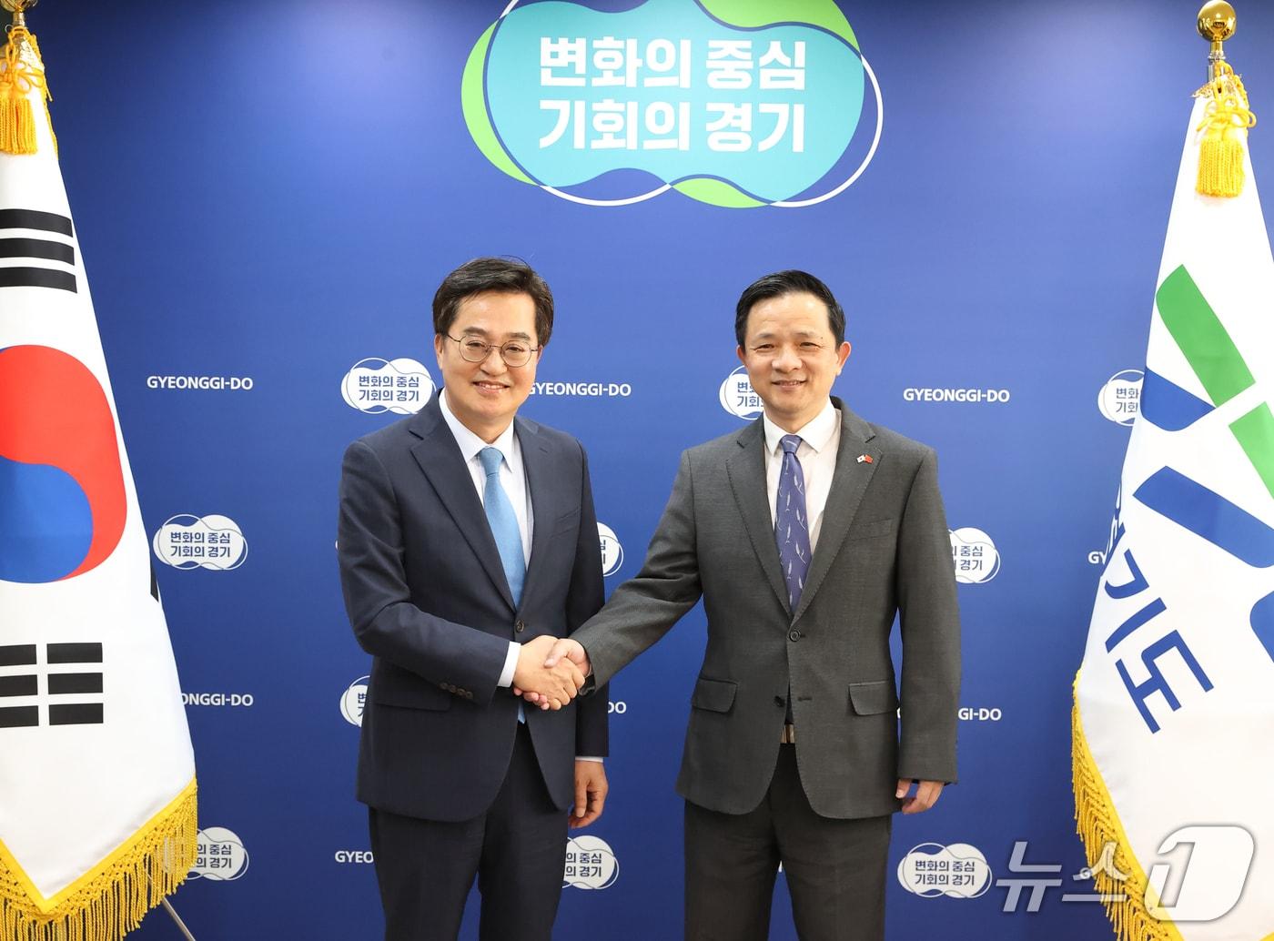 본문 이미지 - 21일 오후 김동연 도지사가 서울 중앙협력본부에서 다이 빙(戴兵) 주한 중국대사와 기념촬영을 하고있다.(경기도 제공. 재판매 및 DB금지)