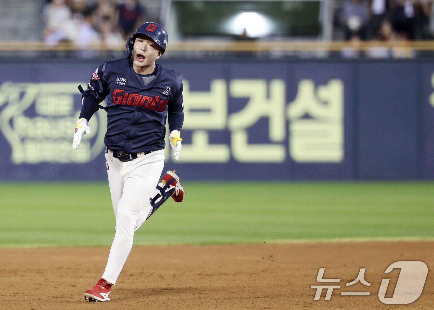 본문 이미지 - 21일 서울 송파구 잠실야구장에서 열린 프로야구 '2025 신한 SOL 뱅크 KBO리그' 롯데 자이언츠와 LG 트윈스의 경기, 롯데 이호준이 4회초 무사 선두타자로 나서 솔로홈런을 터뜨린 후 그라운드를 돌고 있다. 2025.8.21/뉴스1 ⓒ News1 김성진 기자