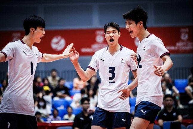 본문 이미지 - 득점 후 기뻐하는 한국 U21 남자배구 대표팀 선수들.&#40;FIVB 홈페이지 캡처&#41;