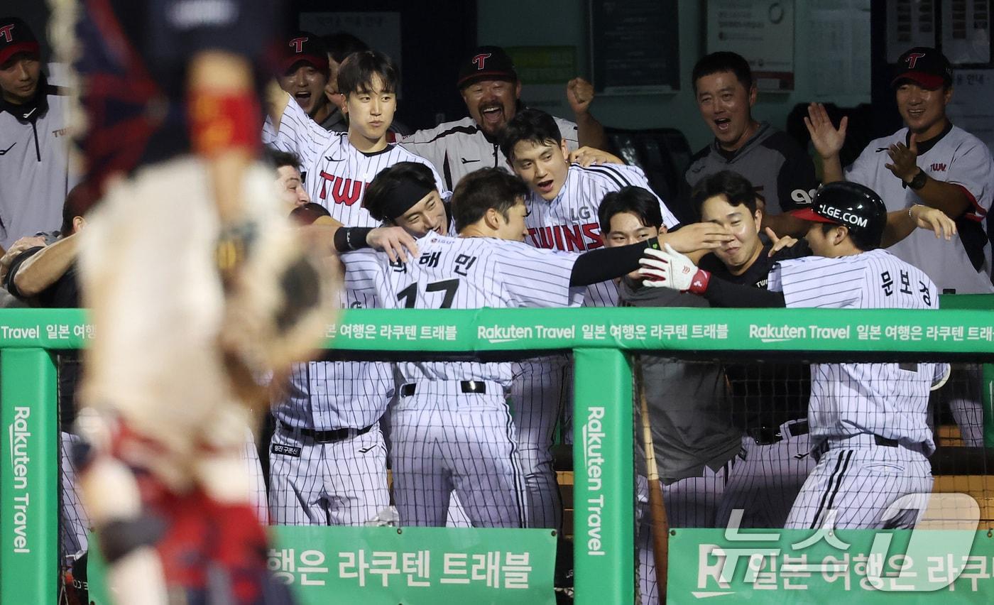21일 서울 송파구 잠실야구장에서 열린 프로야구 &#39;2025 신한 SOL 뱅크 KBO리그&#39; 롯데 자이언츠와 LG 트윈스의 경기, LG 문보경이 7회말 무사 동점 솔로홈런을 친 후 더그아웃에서 기뻐하고 있다. 2025.8.21/뉴스1 ⓒ News1 김성진 기자