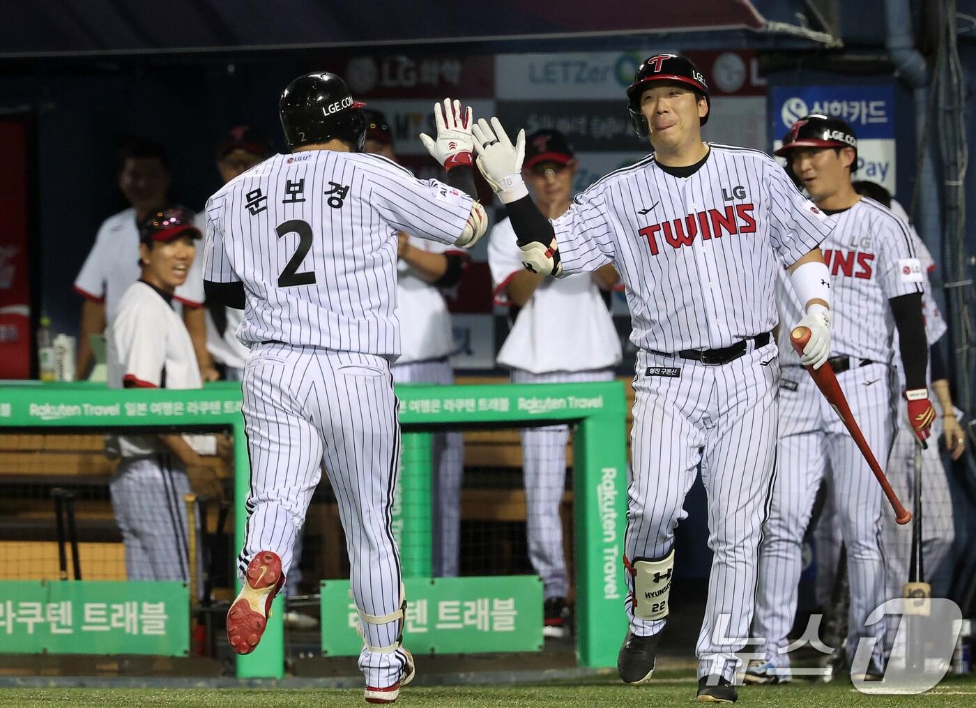본문 이미지 - 21일 서울 송파구 잠실야구장에서 열린 프로야구 &#39;2025 신한 SOL 뱅크 KBO리그&#39; 롯데 자이언츠와 LG 트윈스의 경기, LG 문보경이 7회말 무사 동점 솔로홈런을 친 후 김현수와 하이파이브를 하고 있다. 2025.8.21/뉴스1 ⓒ News1 김성진 기자