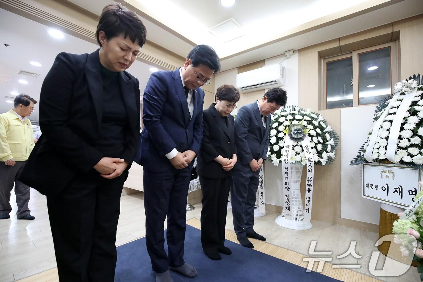 국민의힘 지도부가 21일 오후 경북 청도군 화양읍 청도대남병원 장례식장에 마련된 무궁화호 열차사고 희생자 빈소를 찾아 묵념하고 있다. 2025.8.21/뉴스1 ⓒ News1 공정식 기자