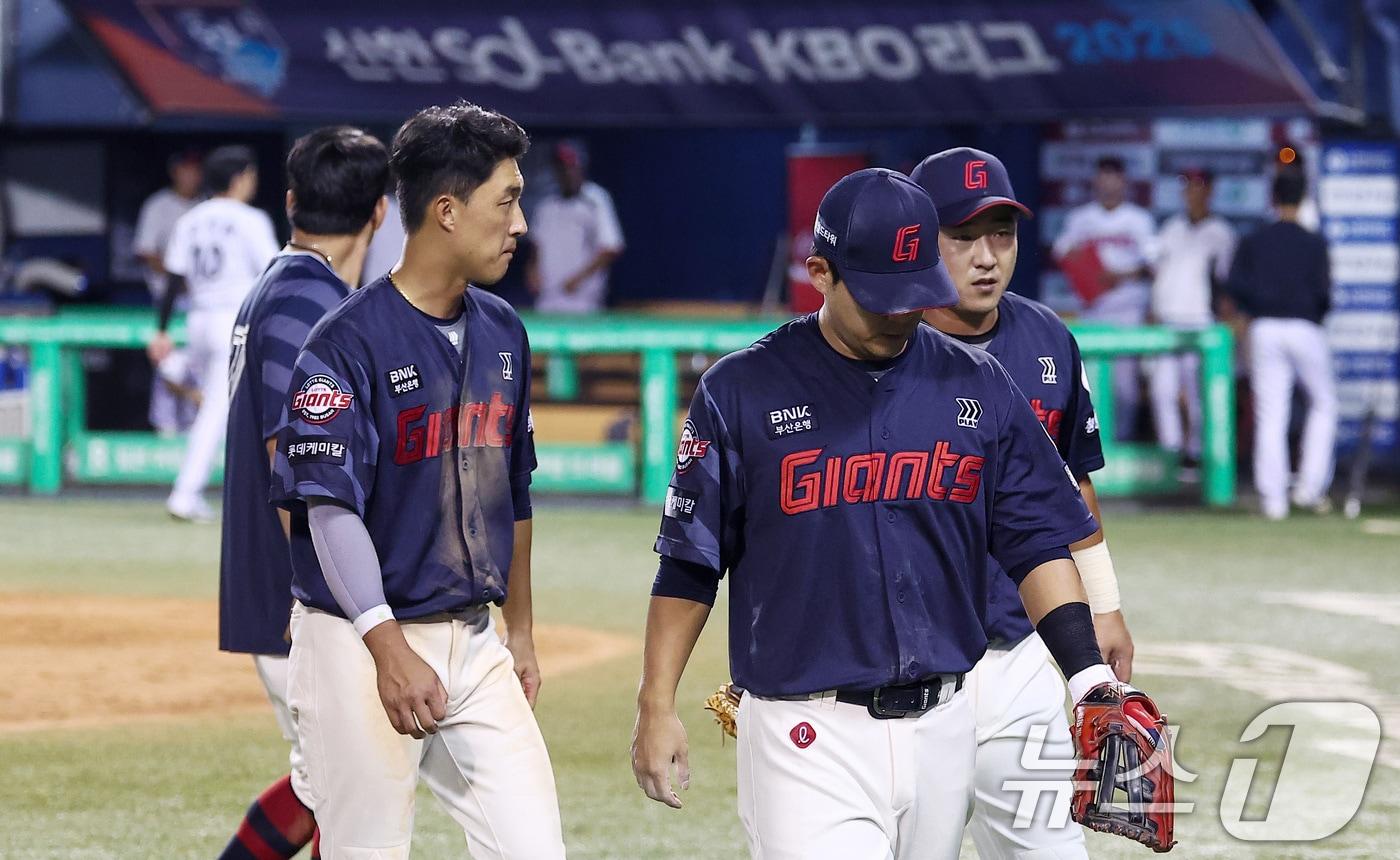 롯데 선수들이 21일 서울 송파구 잠실야구장에서 열린 프로야구 &#39;2025 신한 SOL 뱅크 KBO리그&#39; 롯데 자이언츠와 LG 트윈스의 경기에서 6-6으로 무승부를 거두며 연패 탈출에 실패한 후 더그아웃으로 향하고 있다. 2025.8.21/뉴스1 ⓒ News1 김성진 기자