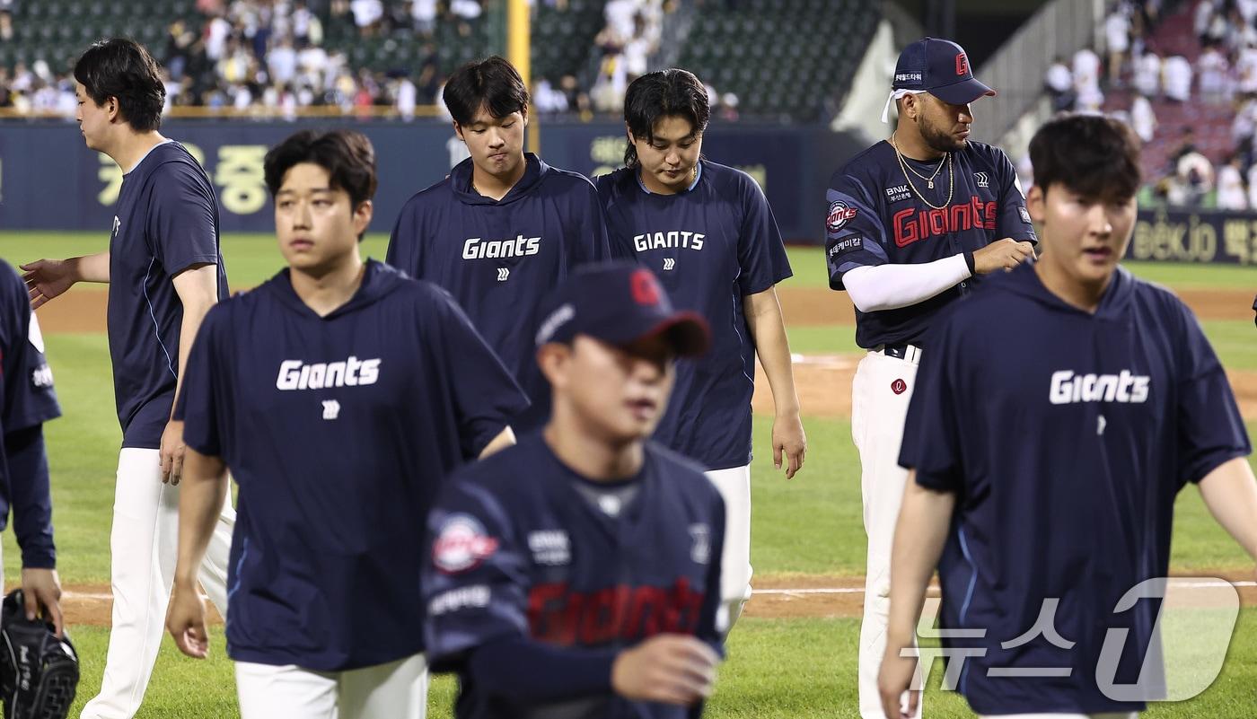 고개 숙인 롯데 자이언츠 선수들. 2025.8.21/뉴스1 ⓒ News1 김성진 기자