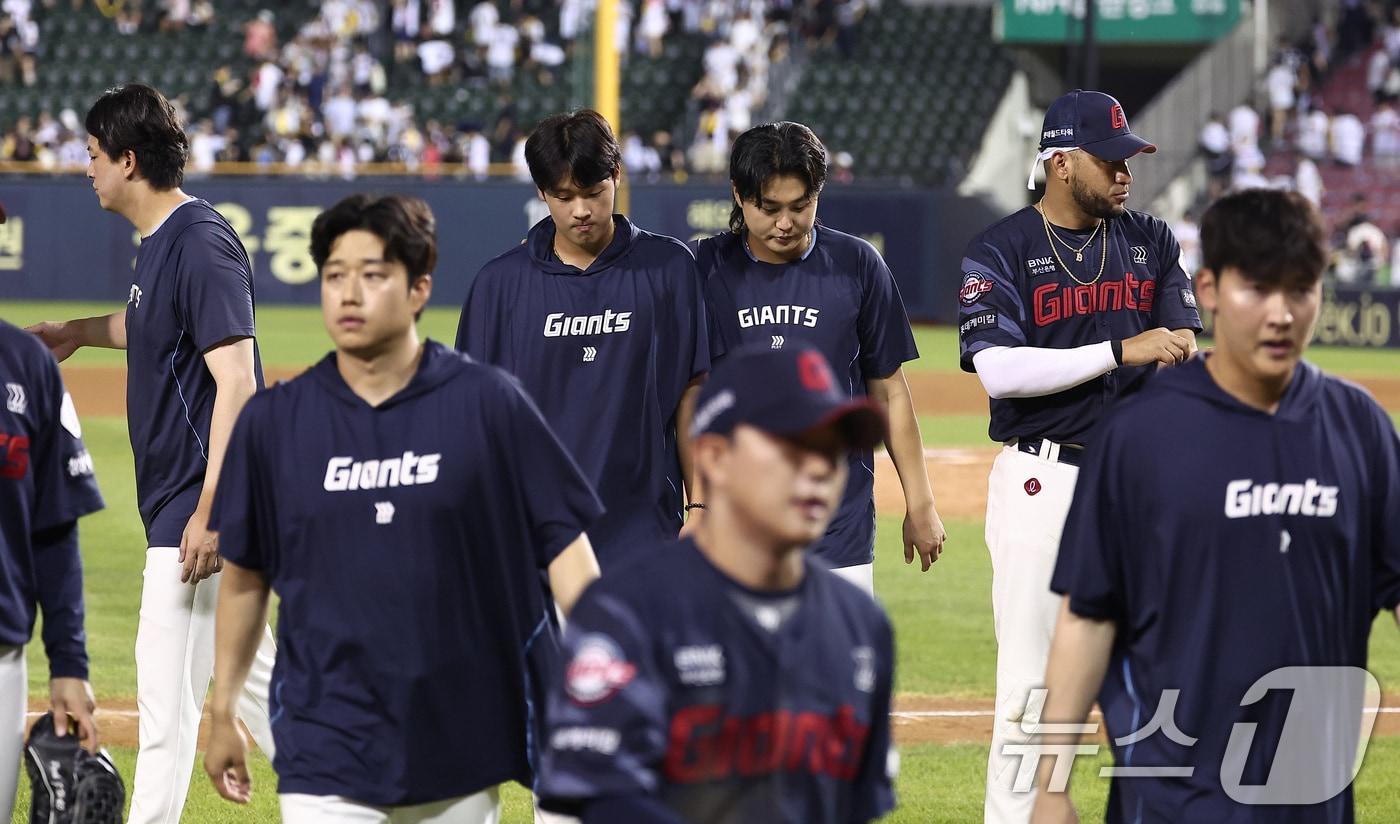 롯데 선수들이 21일 서울 송파구 잠실야구장에서 열린 프로야구 &#39;2025 신한 SOL 뱅크 KBO리그&#39; 롯데 자이언츠와 LG 트윈스의 경기에서 6-6으로 무승부를 거두며 연패 탈출에 실패한 후 더그아웃으로 향하고 있다. 2025.8.21/뉴스1 ⓒ News1 김성진 기자