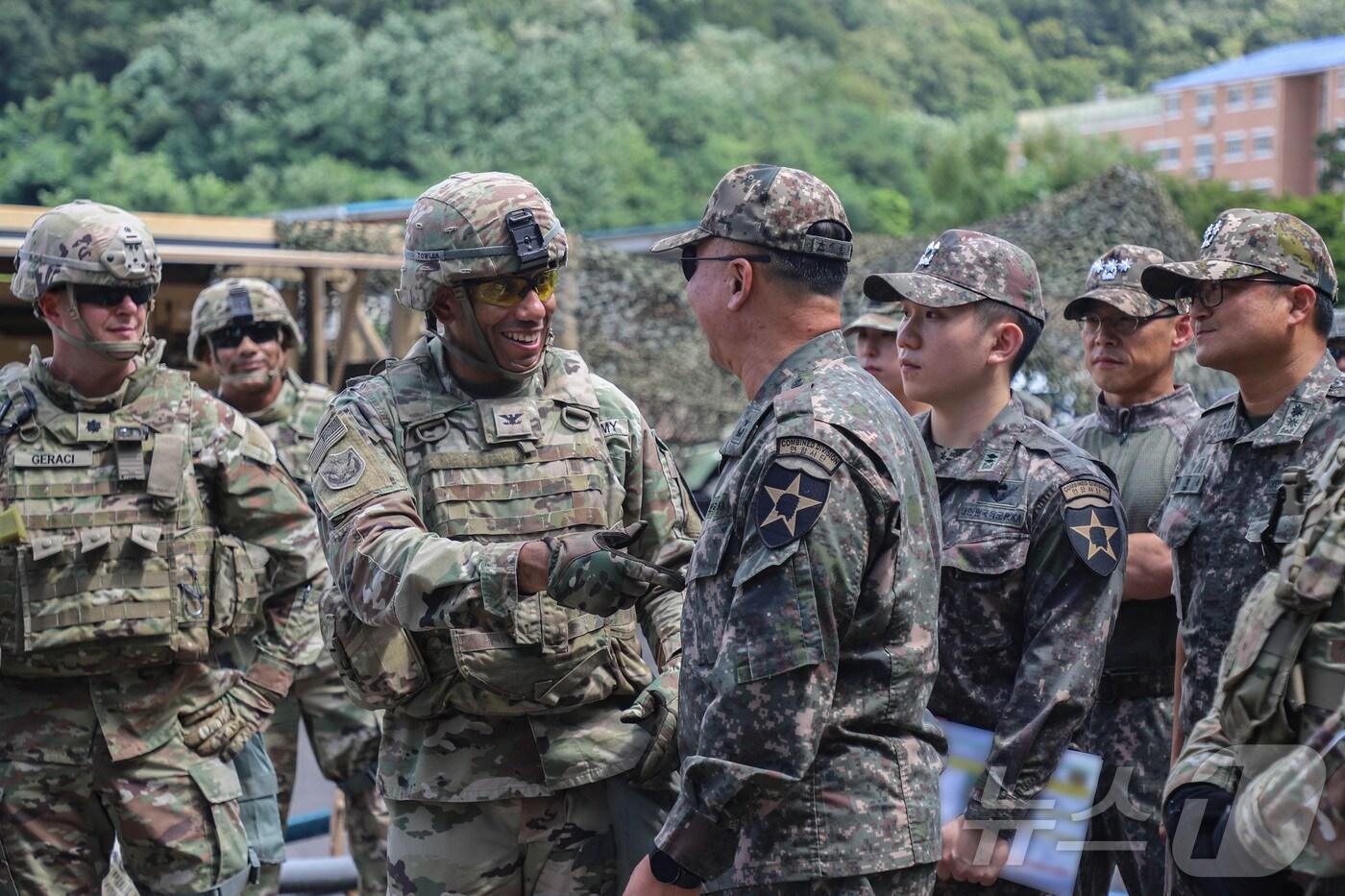 미 육군 드와이트 타워 대령과 이운장 육군 준장이 19일(한국시간) 안양시 안양기지에서 진행된 '을지프리덤쉴드 25' 훈련에서 만나 악수하고 있다. ⓒ News1 류정민 특파원