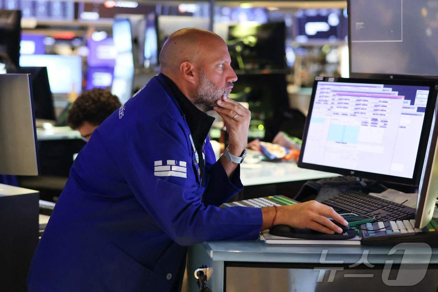 미증시의 한 트레이더가 모니터를 주시하고 있다. ⓒ AFP=뉴스1