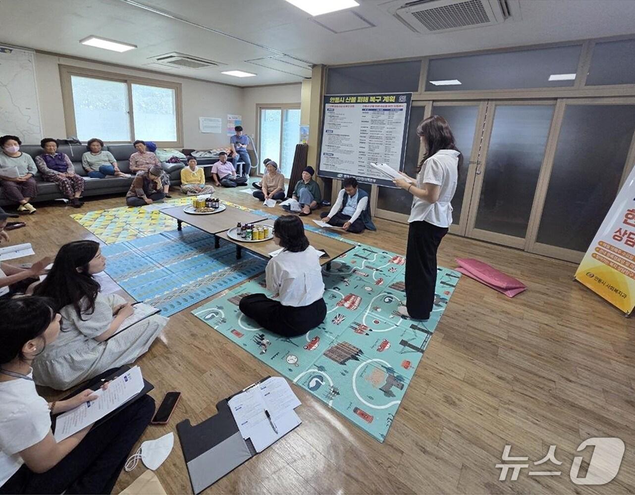 본문 이미지 - 길안면 백자리 경로당에서 복지 수요 현장상담소 운영 모습 (안동시 제공. 재판매 및 DB 금지)2025.8.22/뉴스1