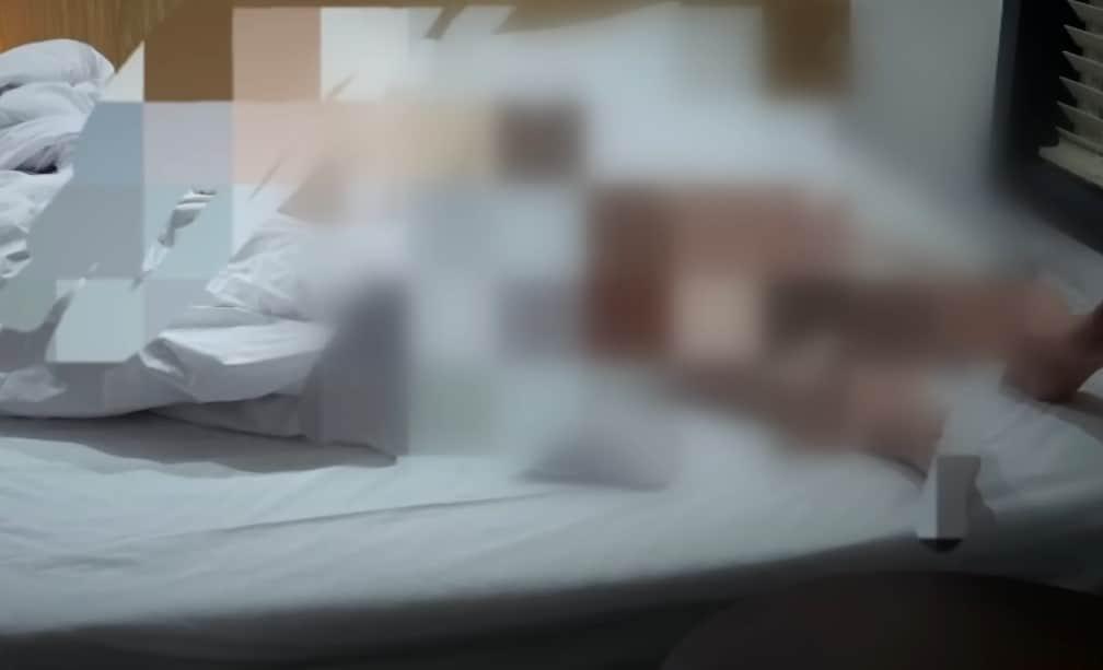 본문 이미지 - 만취한 남성이 제보자 객실 침대에 누워있는 모습. (JTBC '사건반장')