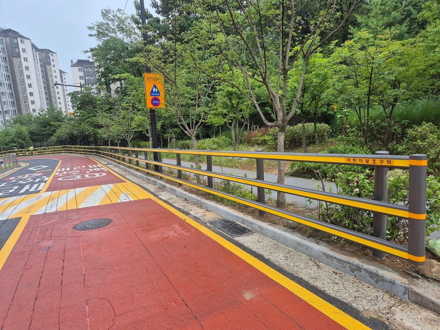 본문 이미지 - 동호초 차량용 방호울타리(성동구 제공)