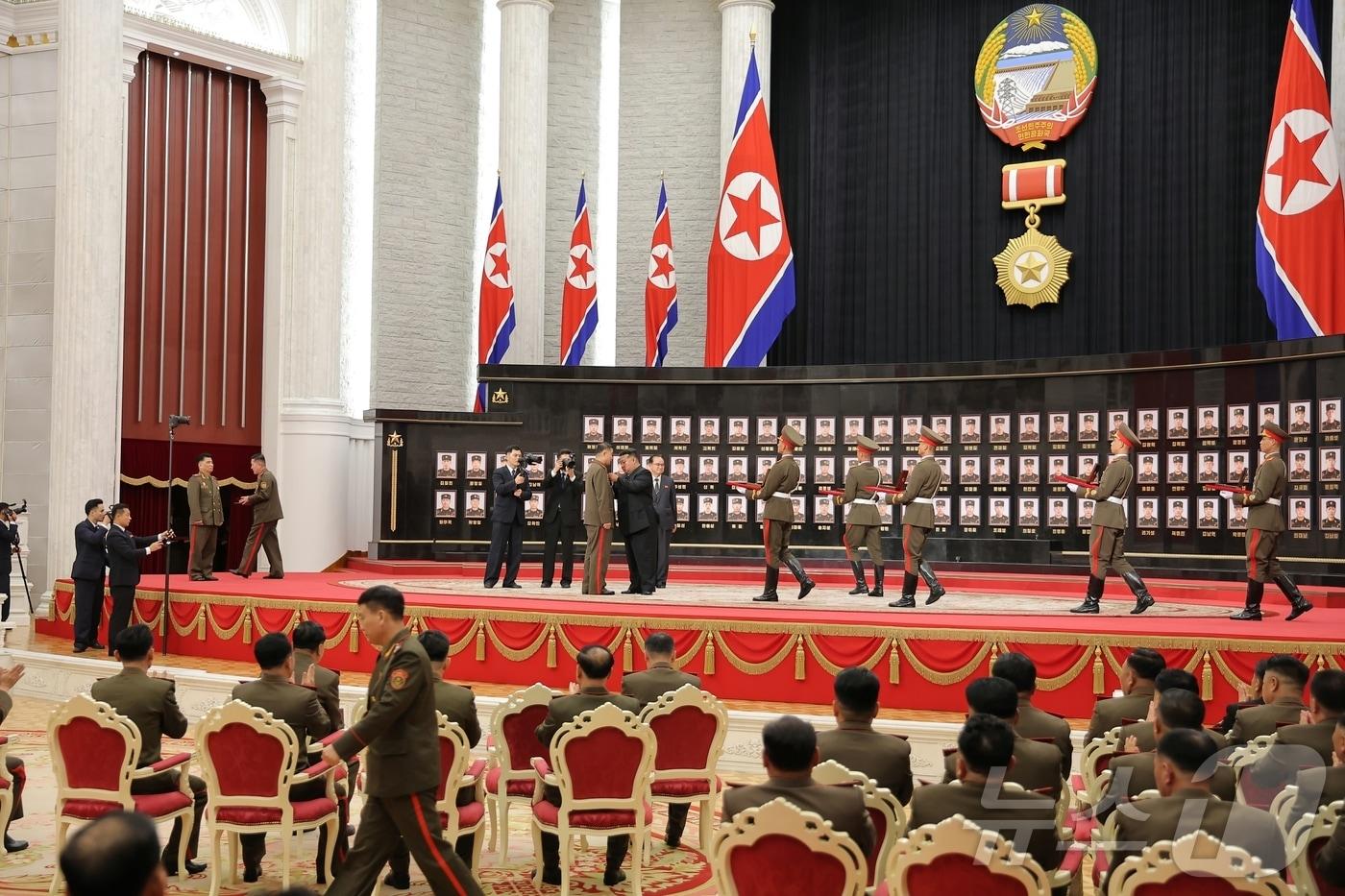 (평양 노동신문=뉴스1) = 북한 노동당 기관지 노동신문은 김정은 당 총비서가 귀국한 조선인민군 해외작전부대 주요지휘관에게 국가표창을 수여했다고 22일 보도했다. [국내에서만 사용가능. 재배포 금지. DB 금지. For Use Only in the Republic of Korea. Redistribution Prohibited] rodongphoto@news1.kr