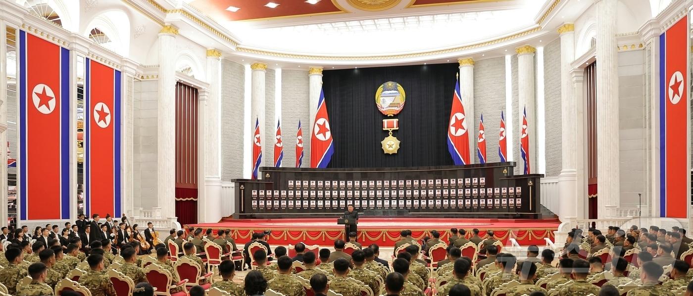 &#40;평양 노동신문=뉴스1&#41; = 북한 노동당 기관지 노동신문은 김정은 당 총비서가 귀국한 조선인민군 해외작전부대 주요지휘관에게 국가표창을 수여했다고 22일 보도했다. [국내에서만 사용가능. 재배포 금지. DB 금지. For Use Only in the Republic of Korea. Redistribution Prohibited] rodongphoto@news1.kr