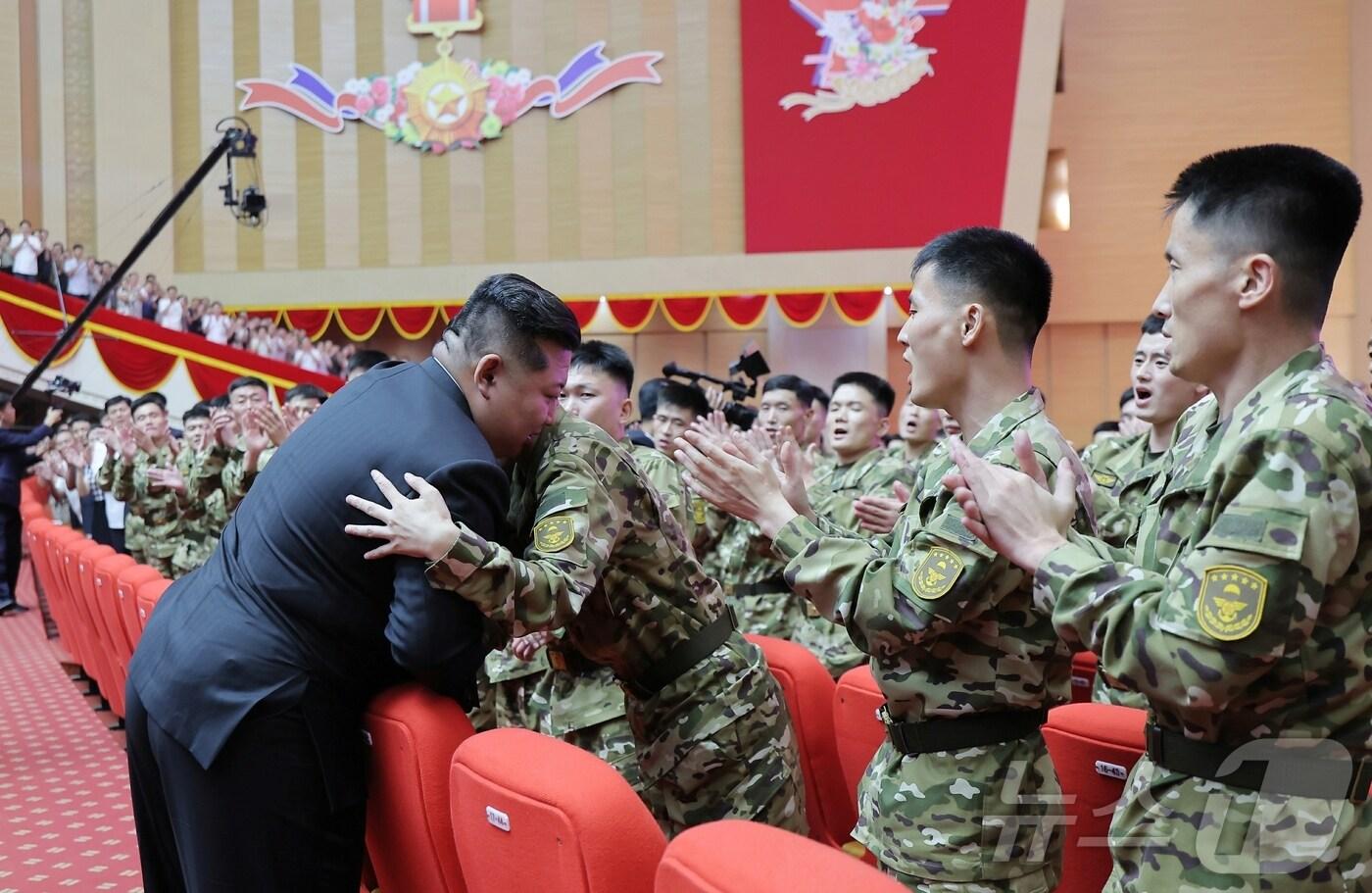 &#40;평양 노동신문=뉴스1&#41; = 북한 노동당 기관지 노동신문은 김정은 당 총비서가 귀국한 조선인민군 해외작전부대 주요지휘관에게 국가표창을 수여했다고 22일 보도했다. [국내에서만 사용가능. 재배포 금지. DB 금지. For Use Only in the Republic of Korea. Redistribution Prohibited] rodongphoto@news1.kr