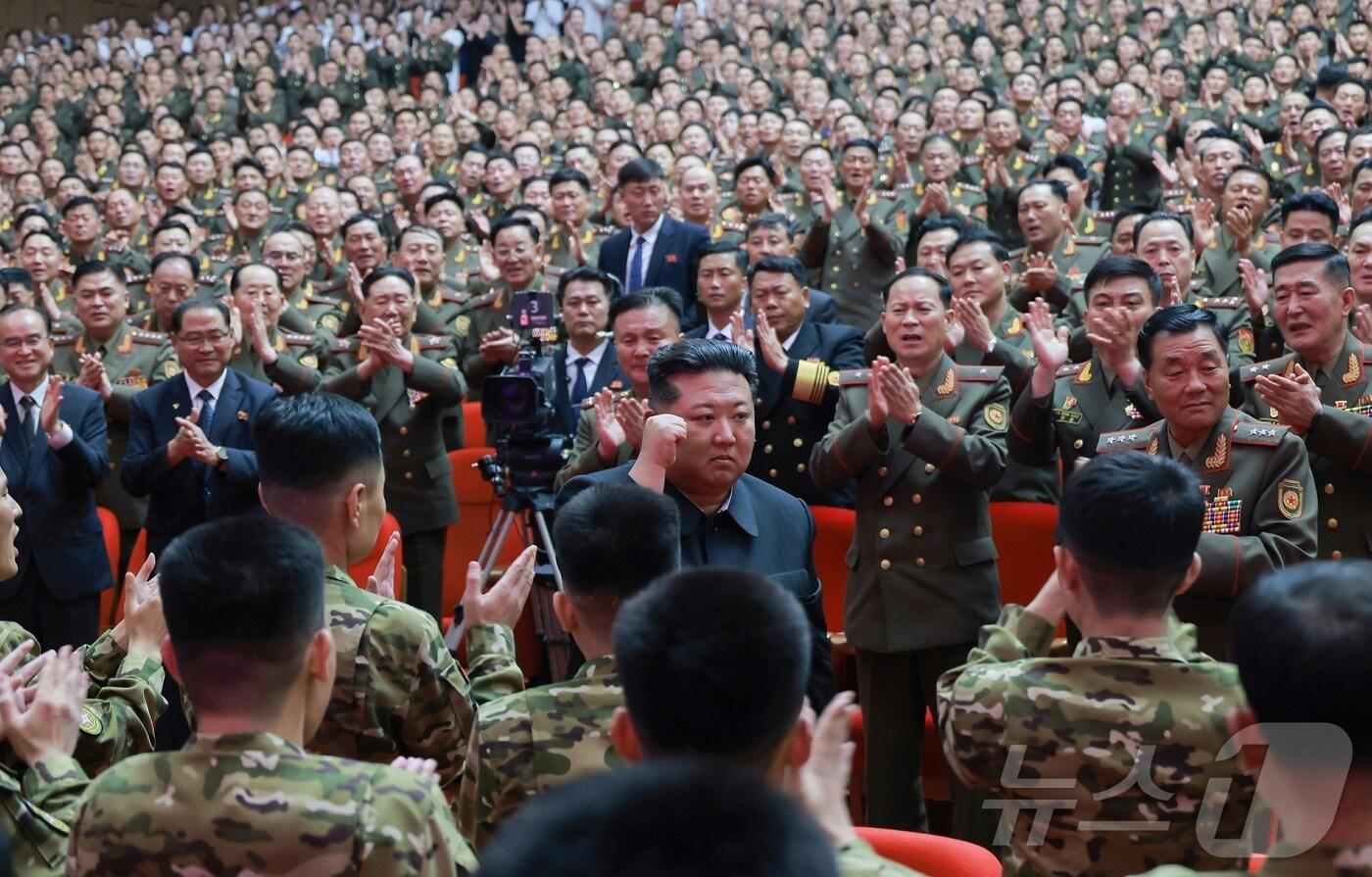 북한 노동당 기관지 노동신문은 김정은 당 총비서가 귀국한 조선인민군 해외작전부대 주요지휘관에게 국가표창을 수여했다고 22일 보도했다. [국내에서만 사용가능. 재배포 금지. DB 금지. For Use Only in the Republic of Korea. Redistribution Prohibited] rodongphoto@news1.kr