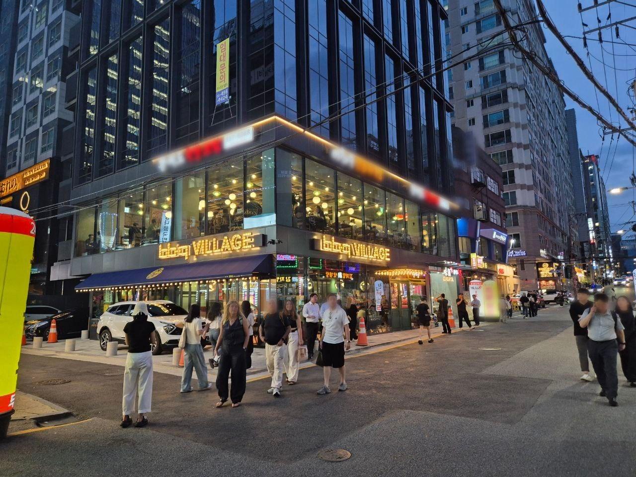 본문 이미지 - BBQ가 서울의 대표 상권인 강남역 인근에 오픈한 ‘BBQ 강남점’( 제너시스BBQ 제공)