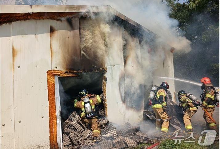 본문 이미지 - 21일 오전 9시58분쯤 포항시 북구 청하면 신흥리의 양계장에서 불이나 소방 당국이 진화하고 있다.(경북소방본부 제공. 재판매 및 DB 금지)2025.8.22/뉴스1