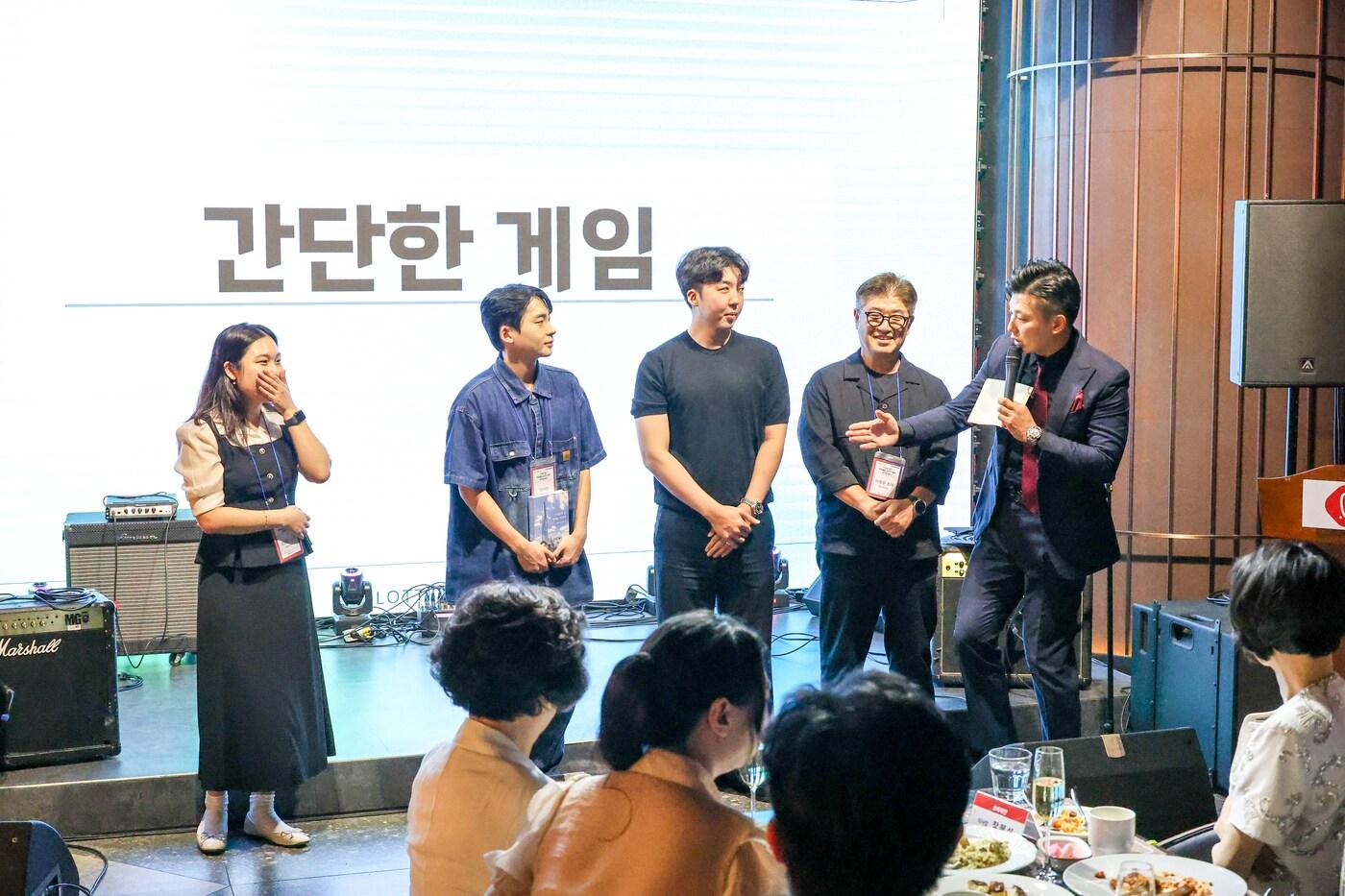 롯데그룹 임직원들이 &#39;LOTTE ON PAGE&#39;에서 레크리에이션을 진행하고 있다. &#40;롯데재단 제공&#41;.