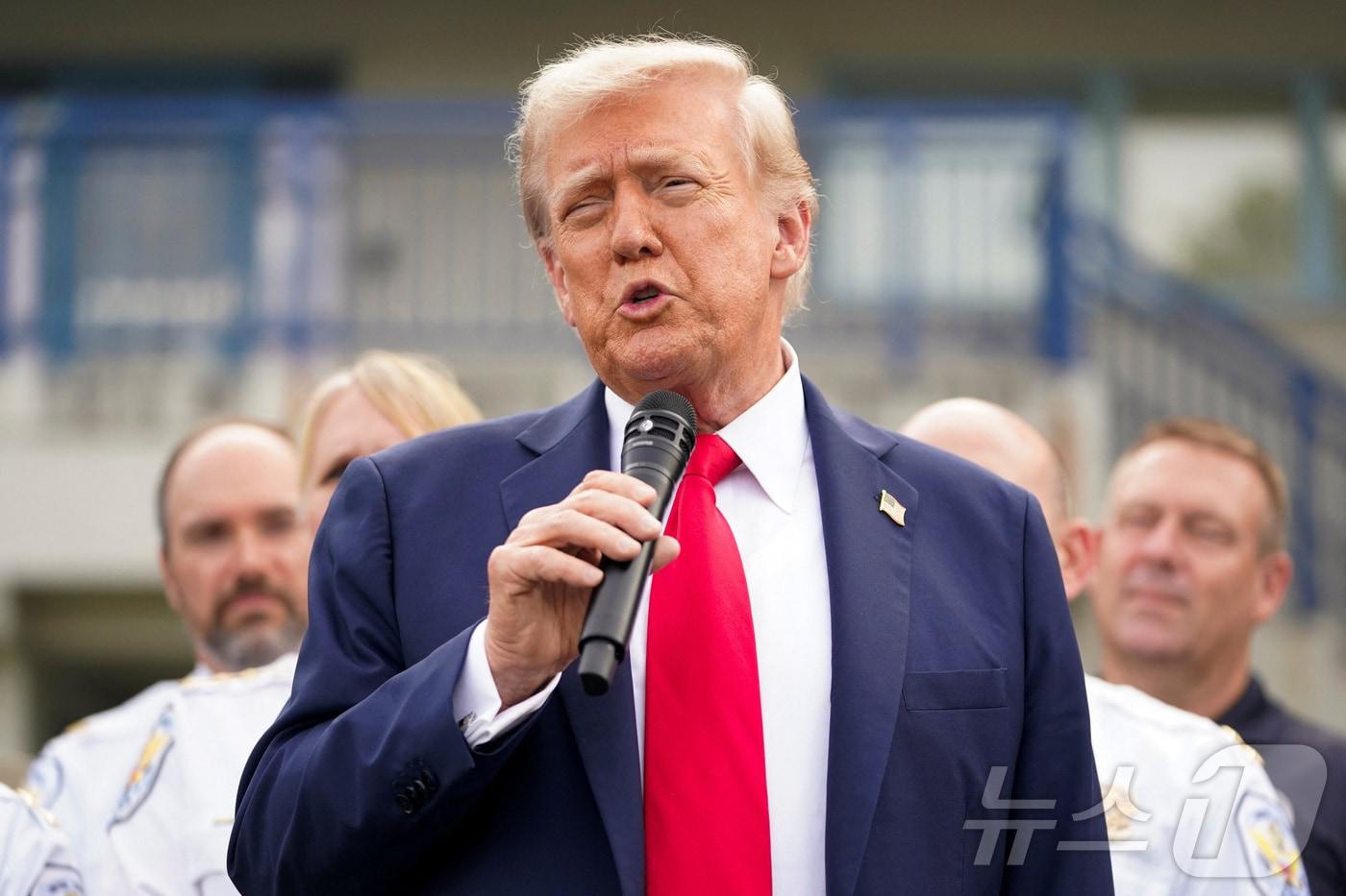 21일&#40;현지시간&#41; 도널드 트럼프 미국 대통령이 워싱턴에서 미국 공원 경찰의 애너코스티아 작전 시설에서 경찰들과 만나고 있다. 2025.08.21 ⓒ 로이터=뉴스1 ⓒ News1 김지완 기자