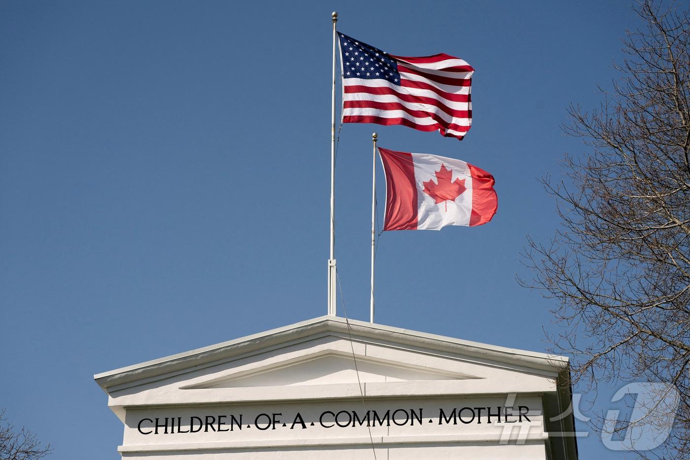 워싱턴주 블레인에 있는 캐나다·미국 국경 검문소에서 깃발이 펄럭이고 있다. 2025.8.22 ⓒ 로이터=뉴스1 ⓒ News1 김경민 기자