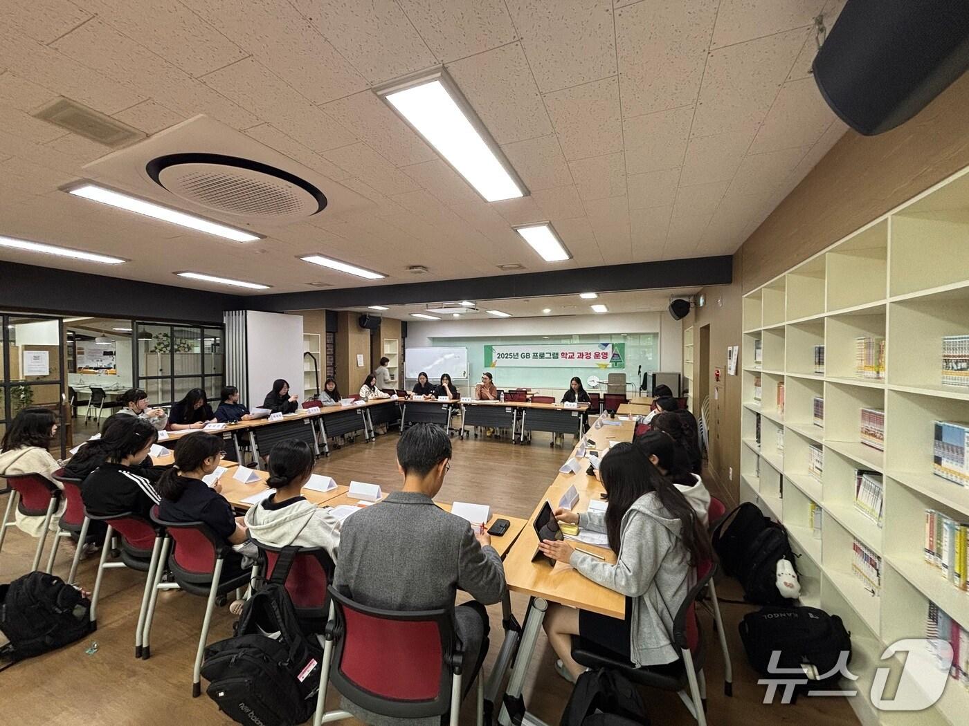 본문 이미지 - 올해 1학기에 운영된 ‘Great Books 프로그램’.(춘천시 제공, 재판매 및 DB금지)