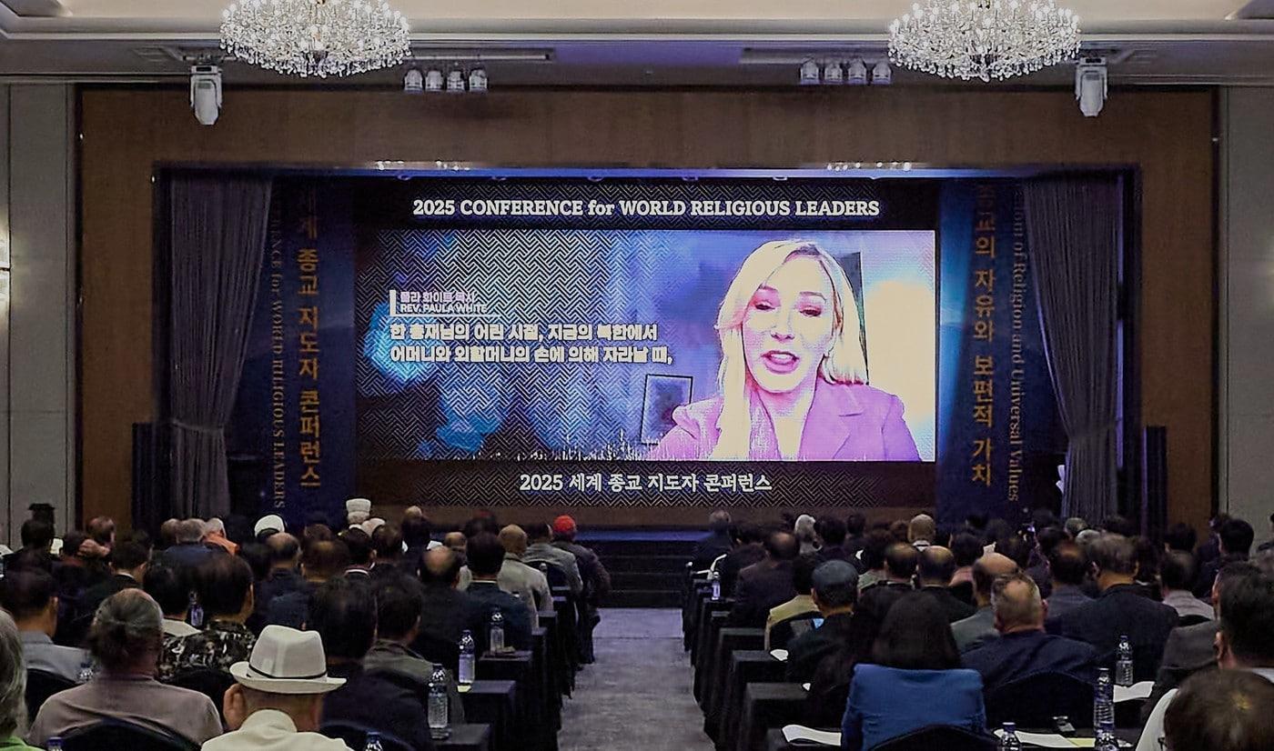 현 트럼프 정부의 백악관 신앙주민위원장인 폴라 화이트 목사가 2025 세계종교지도자 콘퍼런스 개회식에서 축사를 전하고 있다.