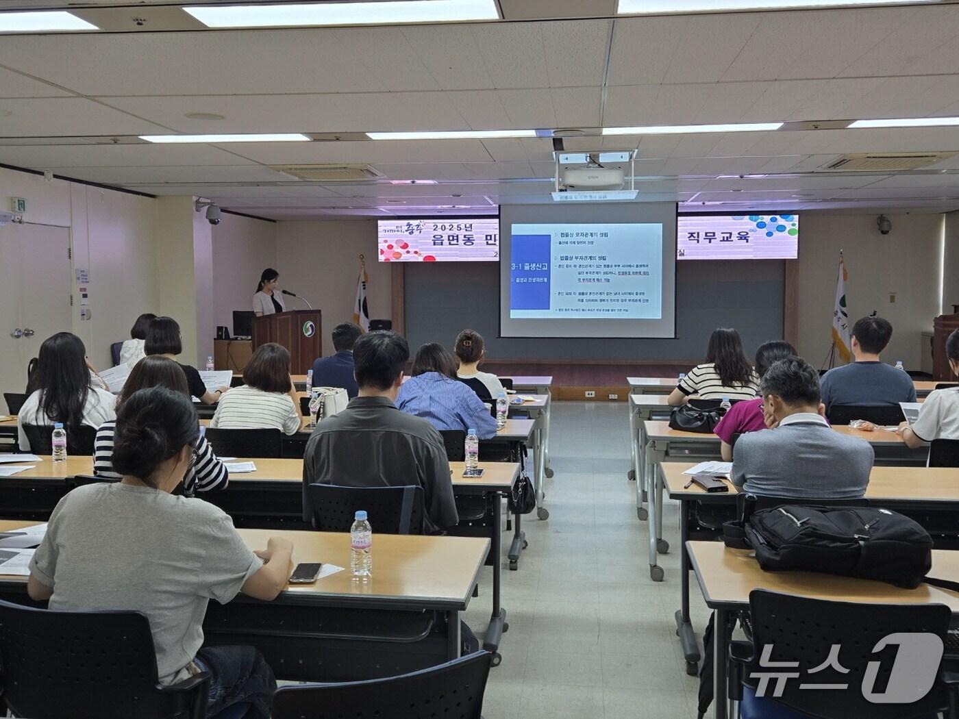 본문 이미지 - 충주시 읍면동 민원 담당 공무원 소통간담회 모습.(충주시 제공. 재판매 및 DB금지)/뉴스1 