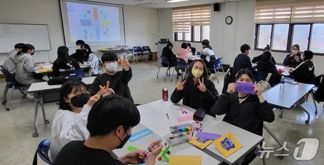 본문 이미지 - 학생들이 ‘고등학교 리더십 아카데미’ 프로그램에 참여하고 있다.(부산시교육청 제공. 재판매 및 DB금지)