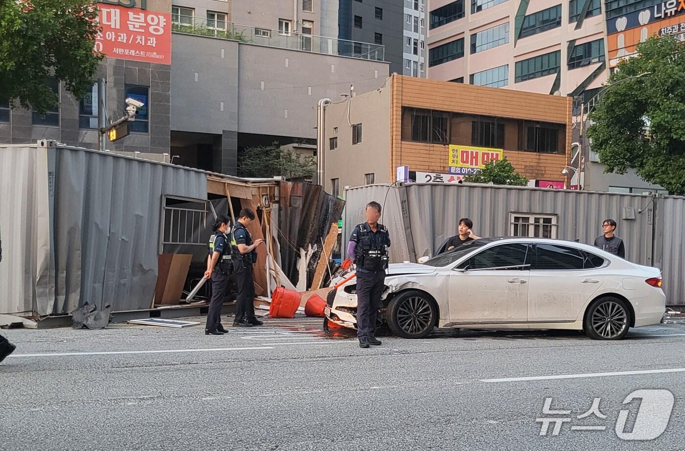 22일 오전 5시30분쯤 대구 수성구 만촌네거리에서 20대 운전자가 지하철 출입구 공사를 위해 설치된 컨테이너 박스를 충돌, 경찰이 양방도로 일부를 통제했다.(독자 제공. 재판매 및 DB금지)