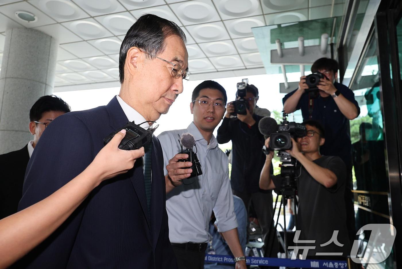 한덕수 전 국무총리가 22일 오전 12·3 비상계엄 사태에 가담·방조한 혐의로 피의자 조사를 받기 위해 서울 서초구 서울고등검찰청에 마련된 내란특별검사팀 사무실에 출석하고 있다./뉴스1 ⓒ News1 신웅수 기자