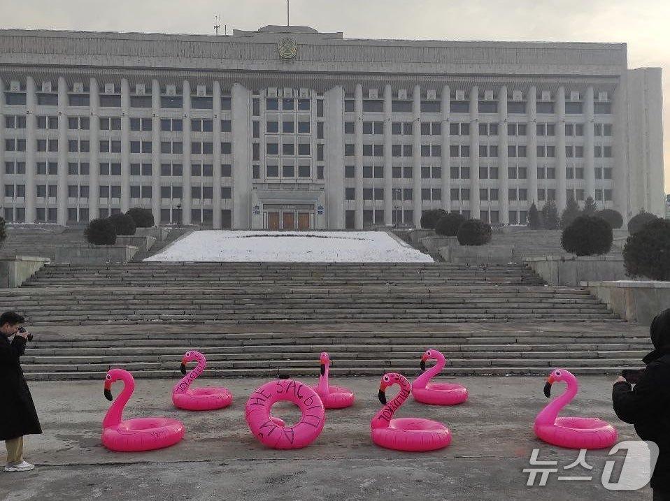 본문 이미지 - 탈디콜 호수&#40;Taldykol&#41;의 매립을 막자는 취지의 &#39;SOS Taldykol&#39; 캠페인 ⓒ 뉴스1