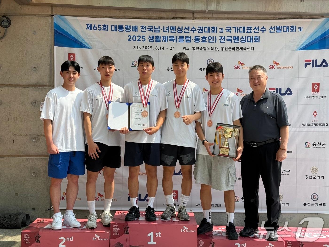 본문 이미지 - 대전대 펜싱팀이 제65회 대통령배 전국남·녀펜싱선수권대회 겸 국가대표선수 선발대회에서 남자 에뻬 단체전 3위를 차지했다. &#40;대전대 제공.재판매 및 DB금지&#41;/뉴스1