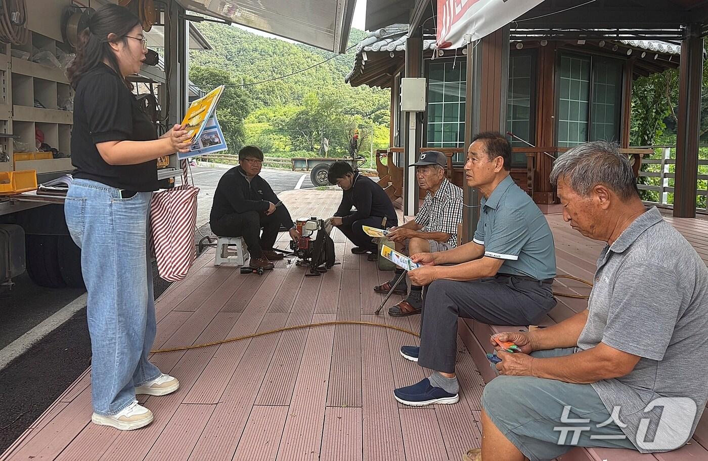 충북 증평군농업기술센터는 9월 18일까지 지역 마을을 순회하며 &#39;영농 이동상담 장터&#39;를 운영한다.&#40;증평군 제공&#41;/뉴스1