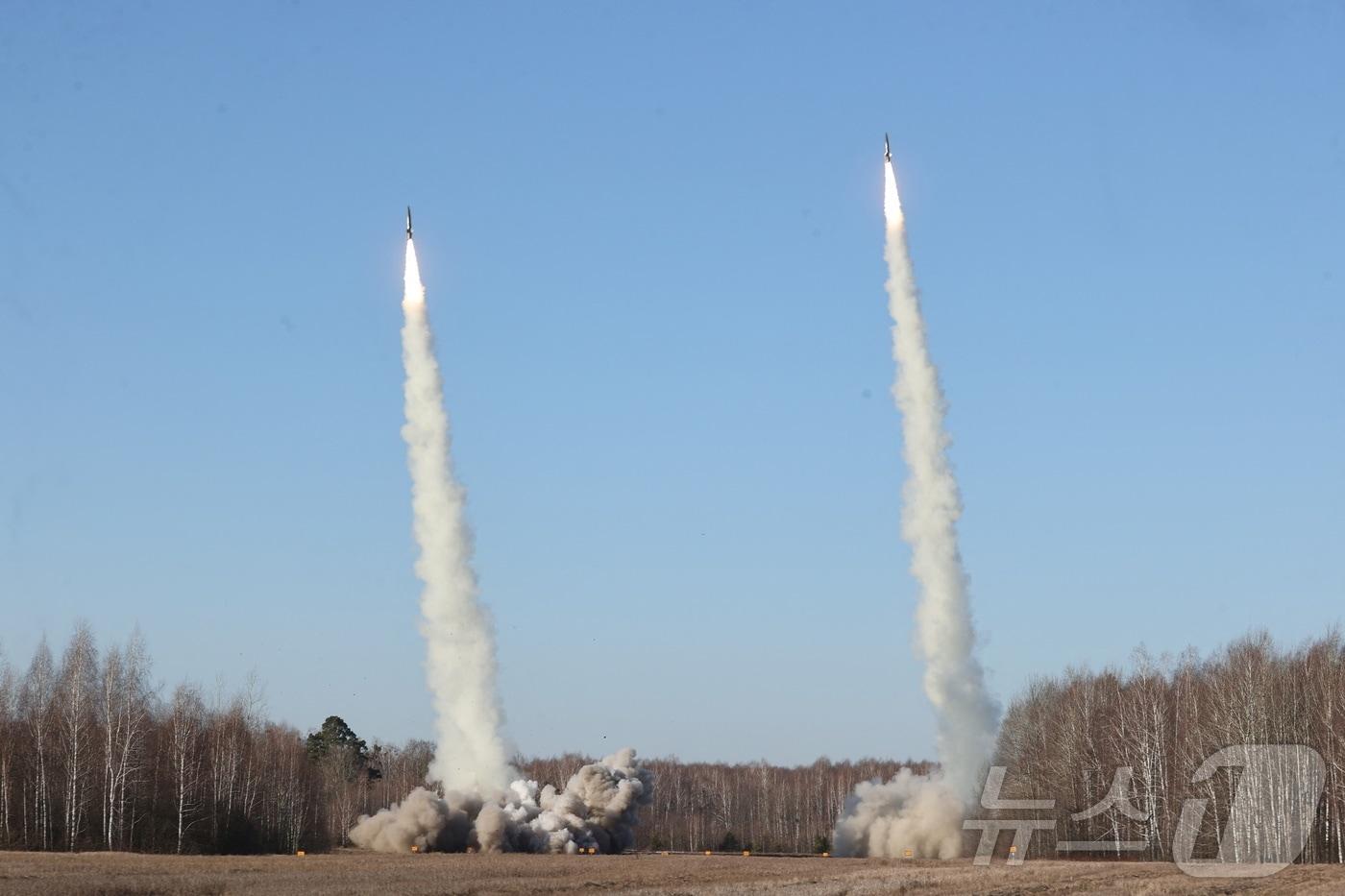 지난 2022년 2월 15일(현지시간) 러시아와 벨라루스군이 벨라루스 고멜 지역에서 실시한 합동 군사 훈련에서 OTR-21 토치카-U 미사일이 발사되고 있다. 2022.02.15 ⓒ 로이터=뉴스1 ⓒ News1 김지완 기자