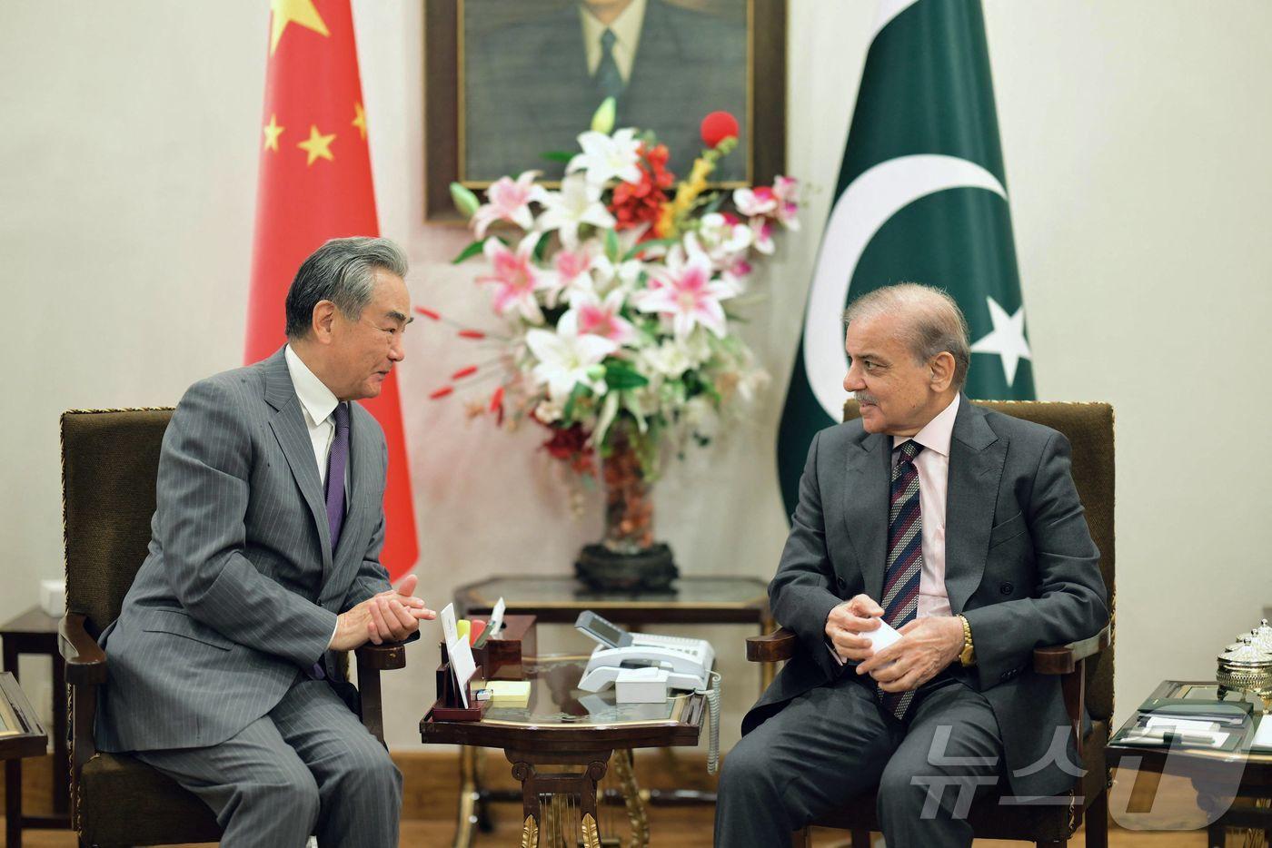 왕이 중국 외교부장(왼쪽)이 21일 파키스탄 이슬라마바드에서 셰바즈 샤리프 파키스탄 총리(오른쪽)와 만났다. 2025.8.21 ⓒ AFP=뉴스1 ⓒ News1 정은지 특파원