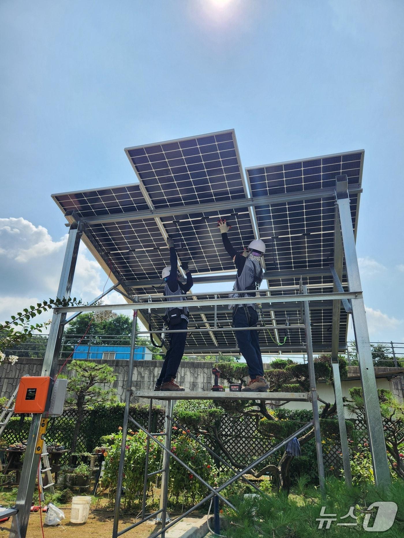 본문 이미지 - 올해 용인시가 지원해 처인구 포곡읍 금어리에 설치한 태양광 발전설비 모습.&#40;용인시 제공&#41;