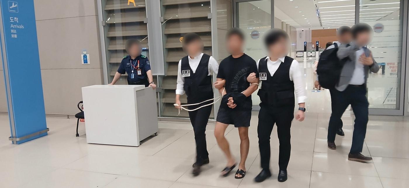 법무부는 22일 오전 5시 5분 중국 국적의 남성 A 씨(34)를 태국 방콕에서 인천공항으로 송환했다.(사진=법무부 제공항