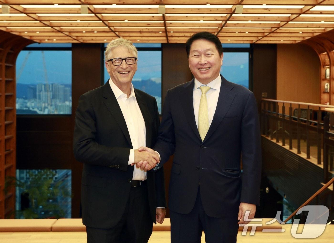 본문 이미지 - 최태원 SK 회장과 빌 게이츠 게이츠재단 이사장이 지난 21일 서울 종로구 SK서린빌딩에서 악수를 하고 있다.  &#40;SK 수펙스추구협의회 제공. 재판매 및 DB 금지&#41; 2025.8.22/뉴스1